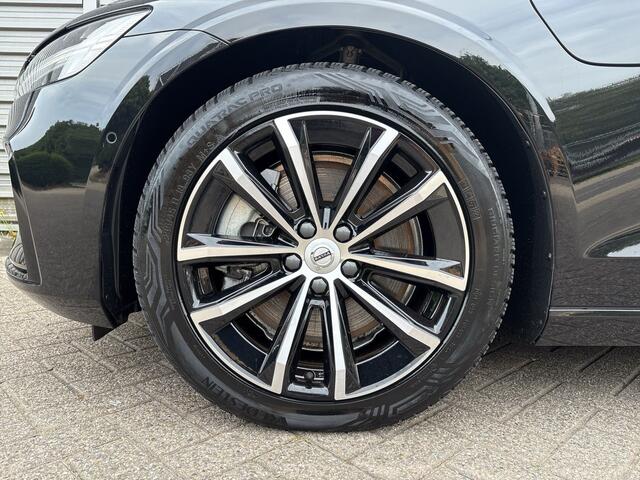 Volvo V60 2.0 T6 Plug-in hybrid AWD Plus Dark / Panorama-dak / Rondom zicht camera / Elektr. inklapbare trekhaak / Elektr. voorstoelen met geheugen /
