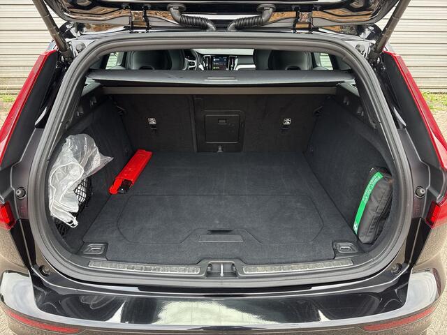 Volvo V60 2.0 T6 Plug-in hybrid AWD Plus Dark / Panorama-dak / Rondom zicht camera / Elektr. inklapbare trekhaak / Elektr. voorstoelen met geheugen /