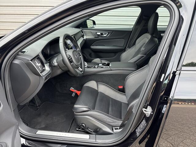 Volvo V60 2.0 T6 Plug-in hybrid AWD Plus Dark / Panorama-dak / Rondom zicht camera / Elektr. inklapbare trekhaak / Elektr. voorstoelen met geheugen /