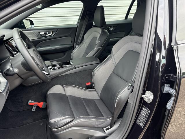 Volvo V60 2.0 T6 Plug-in hybrid AWD Plus Dark / Panorama-dak / Rondom zicht camera / Elektr. inklapbare trekhaak / Elektr. voorstoelen met geheugen /