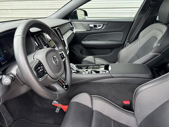Volvo V60 2.0 T6 Plug-in hybrid AWD Plus Dark / Panorama-dak / Rondom zicht camera / Elektr. inklapbare trekhaak / Elektr. voorstoelen met geheugen /