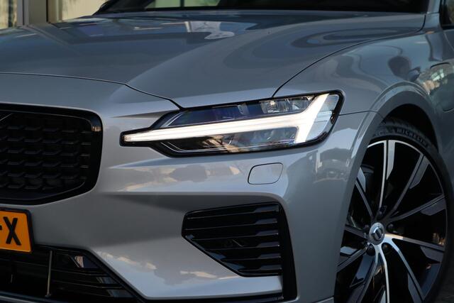 Volvo V60 2.0 T8 Plug-in hybrid AWD Ultimate Dark | Heico achterskirt/ uitlaattips| Black Edition| Polestar Engineered Optimisation | 20"| Exterieur styling kit| Harman Kardon Audio| Schuif-/ kanteldak| Head-up Display|