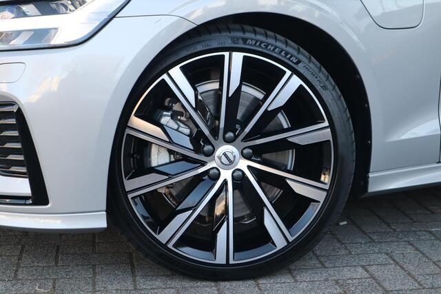 Volvo V60 2.0 T8 Plug-in hybrid AWD Ultimate Dark | Heico achterskirt/ uitlaattips| Black Edition| Polestar Engineered Optimisation | 20"| Exterieur styling kit| Harman Kardon Audio| Schuif-/ kanteldak| Head-up Display|