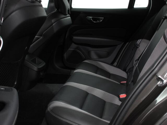 Volvo V60 2.0 B4 R-Design Navigatie Camera Climate Control Parkeer Sensoren Cruise Control Adaptive Verwarmde voorstoelen Lichtmetalen Velgen
