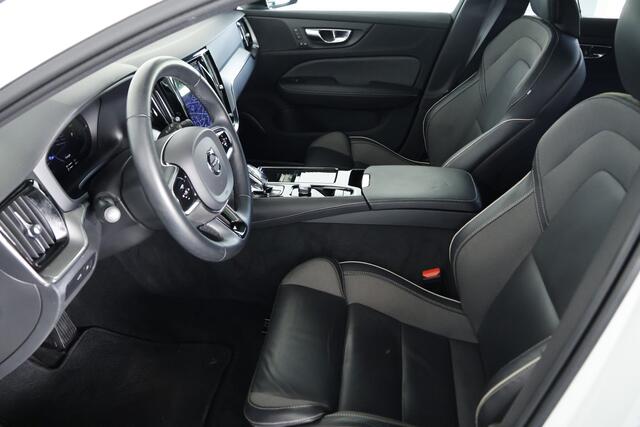Volvo V60 2.0 T6 Plug-in hybrid AWD Plus Dark / LED / Leder / Cam / CarPlay / Google