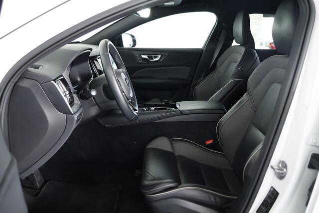 Volvo V60 2.0 T6 Plug-in hybrid AWD Plus Dark / LED / Leder / Cam / CarPlay / Google