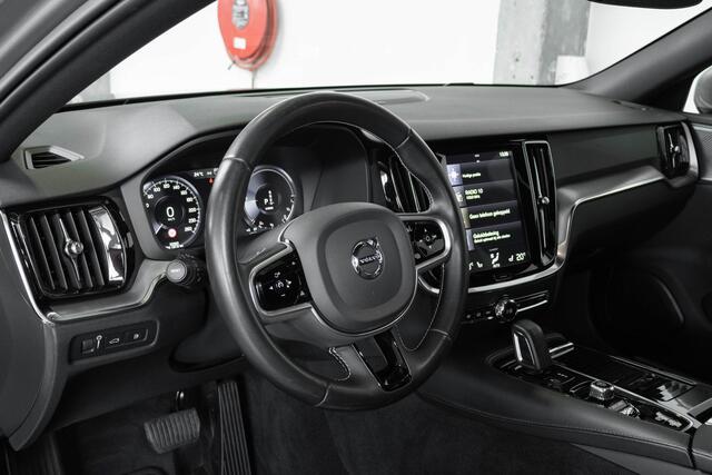 Volvo V60 T6 Twin Engine AWD Momentum Pro | Wegklapbare trekhaak | Panoramadak | Stoelverwarming voor + achter | BLIS | Adaptive Cruise Control | Harman Kardon Premium Audio | Keyles Entree | Parkeersensoren voor + achter | Verwarmbaar stuurwiel | Dealeronderhouden