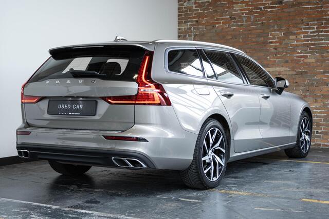 Volvo V60 T6 Twin Engine AWD Momentum Pro | Wegklapbare trekhaak | Panoramadak | Stoelverwarming voor + achter | BLIS | Adaptive Cruise Control | Harman Kardon Premium Audio | Keyles Entree | Parkeersensoren voor + achter | Verwarmbaar stuurwiel | Dealeronderhouden