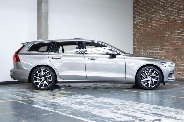 Volvo V60 T6 Twin Engine AWD Momentum Pro | Wegklapbare trekhaak | Panoramadak | Stoelverwarming voor + achter | BLIS | Adaptive Cruise Control | Harman Kardon Premium Audio | Keyles Entree | Parkeersensoren voor + achter | Verwarmbaar stuurwiel | Dealeronderhouden
