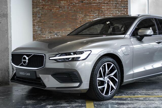 Volvo V60 T6 Twin Engine AWD Momentum Pro | Wegklapbare trekhaak | Panoramadak | Stoelverwarming voor + achter | BLIS | Adaptive Cruise Control | Harman Kardon Premium Audio | Keyles Entree | Parkeersensoren voor + achter | Verwarmbaar stuurwiel | Dealeronderhouden