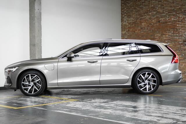 Volvo V60 T6 Twin Engine AWD Momentum Pro | Wegklapbare trekhaak | Panoramadak | Stoelverwarming voor + achter | BLIS | Adaptive Cruise Control | Harman Kardon Premium Audio | Keyles Entree | Parkeersensoren voor + achter | Verwarmbaar stuurwiel | Dealeronderhouden