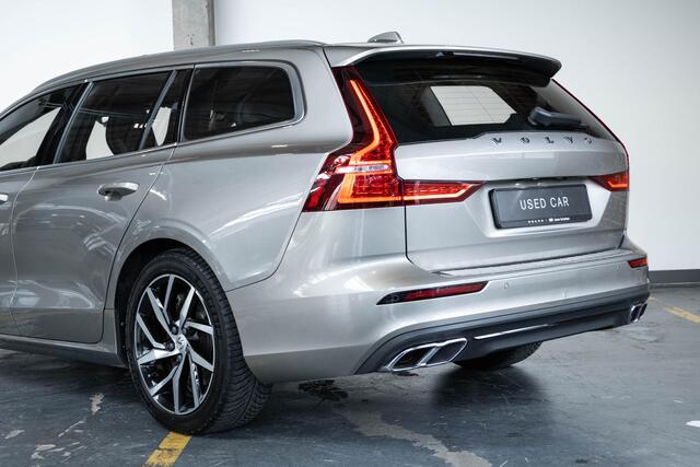 Volvo V60 T6 Twin Engine AWD Momentum Pro | Wegklapbare trekhaak | Panoramadak | Stoelverwarming voor + achter | BLIS | Adaptive Cruise Control | Harman Kardon Premium Audio | Keyles Entree | Parkeersensoren voor + achter | Verwarmbaar stuurwiel | Dealeronderhouden