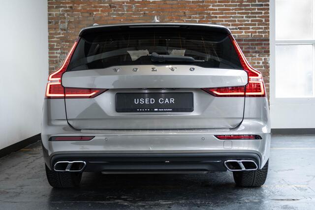 Volvo V60 T6 Twin Engine AWD Momentum Pro | Wegklapbare trekhaak | Panoramadak | Stoelverwarming voor + achter | BLIS | Adaptive Cruise Control | Harman Kardon Premium Audio | Keyles Entree | Parkeersensoren voor + achter | Verwarmbaar stuurwiel | Dealeronderhouden