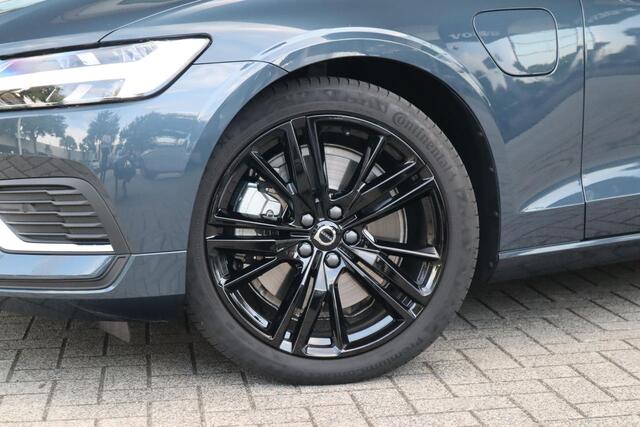 Volvo V60 2.0 T6 Plug-in hybrid AWD Essential Edition | Betreft Demo| Black Edition| 19'' Glossy Black Wielen| Adaptieve Cruise Control met Pilot Assist| Stoelverwarming voor + achter| Stuurwielverwarming| Dodehoekdetectie|