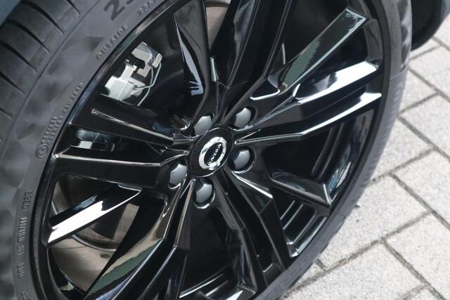 Volvo V60 2.0 T6 Plug-in hybrid AWD Essential Edition | Betreft Demo| Black Edition| 19'' Glossy Black Wielen| Adaptieve Cruise Control met Pilot Assist| Stoelverwarming voor + achter| Stuurwielverwarming| Dodehoekdetectie|