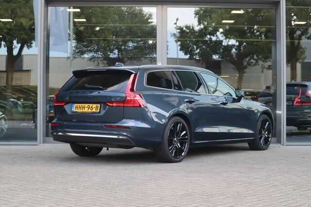 Volvo V60 2.0 T6 Plug-in hybrid AWD Essential Edition | Betreft Demo| Black Edition| 19'' Glossy Black Wielen| Adaptieve Cruise Control met Pilot Assist| Stoelverwarming voor + achter| Stuurwielverwarming| Dodehoekdetectie|