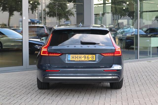 Volvo V60 2.0 T6 Plug-in hybrid AWD Essential Edition | Betreft Demo| Black Edition| 19'' Glossy Black Wielen| Adaptieve Cruise Control met Pilot Assist| Stoelverwarming voor + achter| Stuurwielverwarming| Dodehoekdetectie|