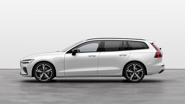 Volvo V60 2.0 T6 Plug-in hybrid AWD Plus Dark | Verwacht Sept. 2025 | Head-Up Display | Schuif/Kantel Panoramadak | Harman Kardon Premium Audio | Nappa Lederen Contourstoelen | 360º Camera |