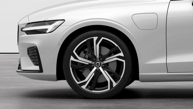 Volvo V60 2.0 T6 Plug-in hybrid AWD Plus Dark | Verwacht Sept. 2025 | Head-Up Display | Schuif/Kantel Panoramadak | Harman Kardon Premium Audio | Nappa Lederen Contourstoelen | 360º Camera |