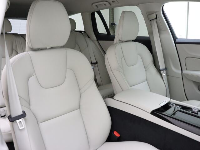 Volvo V60 T6 350pk AWD Essential Edition Bright / Blond leder / ACC / PDC V+A / Camera / Stoel/- en stuurverwarming / 19'' Velgen / Getint glas /