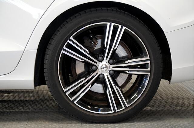 Volvo V60 2.0 T6 AWD 250kW/340pk Aut8 Twin Engine Inscription NAVI SENSUS + ADAPT.CRUISE + PILOT ASSIST + BLIS + STOELVERWARMING&-VENTILATIE + STUURVERWARMING + 360 CAMERA + EL.TREKHAAK + STOELMASSAGE + PARKSENSOREN V&A + 19" LM-VELGEN!!