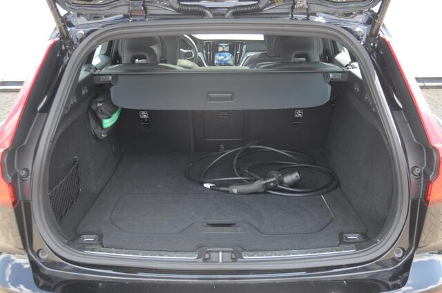 Volvo V60 T6 350PK Automaat Plug-in Hybrid AWD Plus Dark / Adaptive cruise control / Elektrische stoelen / Harman Kardon audio / Trekhaak / Pilot assist / BLIS / Stoel en stuur verwarming / Elektrische achterklep / Parkeersensoren met 360 camera / Google infotainme