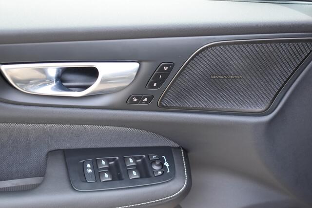 Volvo V60 2.0 T6 350 PK Plug-in hybrid AWD Plus Dark ACC | Pilot Assist | Stoel stuurverwarming | Camera | Harman Kardon