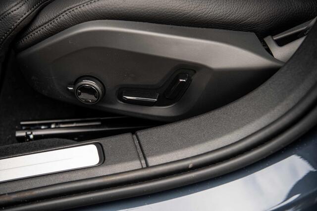 Volvo V60 2.0 T6 Plug-in hybrid AWD Ultimate Bright | Panoramadak | Gelamineerd Glas | 360 Camera | Head-up display | Adaptieve Cruise Control | Verwarmbaar Stuurwiel | Harman & Kardon Sound