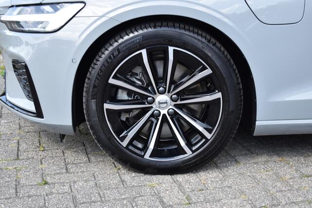 Volvo V60 T6 350PK Plug-in hybrid AWD Plus Dark ACC | Pilot Assist | Harman Kardon | 360 Camera | BLIS | Trekhaak | Stoel en Stuurwiel verwarming
