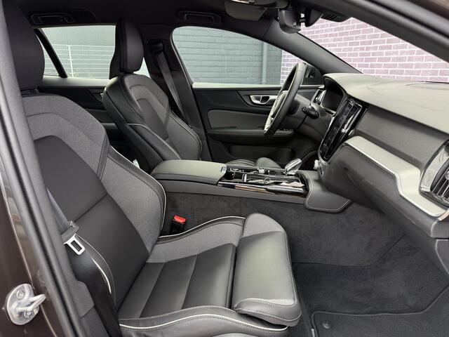 Volvo V60 2.0 T6 Plug-in hybrid AWD Plus Dark | Nieuw binnen | 360° Camera | Stoel en stuurverwarming | Trekhaak | Adaptieve cruise control | Harman/Kardon audio | BLIS dodehoekdetectie |