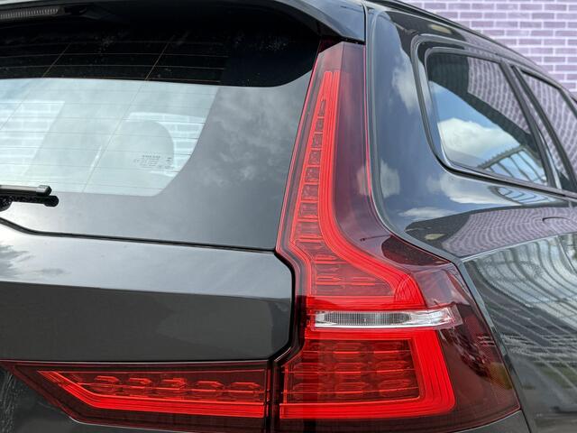 Volvo V60 2.0 T6 Plug-in hybrid AWD Plus Dark | Nieuw binnen | 360° Camera | Stoel en stuurverwarming | Trekhaak | Adaptieve cruise control | Harman/Kardon audio | BLIS dodehoekdetectie |