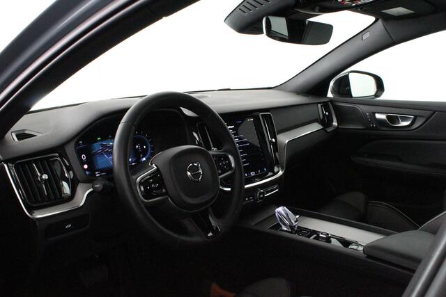 Volvo V60 2.0 B3 Plus Dark > Standkachel/Pano.schuif/Trekhaak/360 camera/Harman Kardon