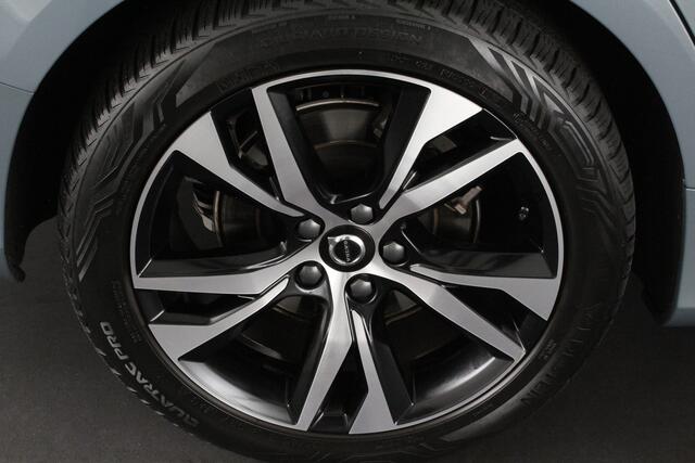 Volvo V60 2.0 B3 Plus Dark > Standkachel/Pano.schuif/Trekhaak/360 camera/Harman Kardon