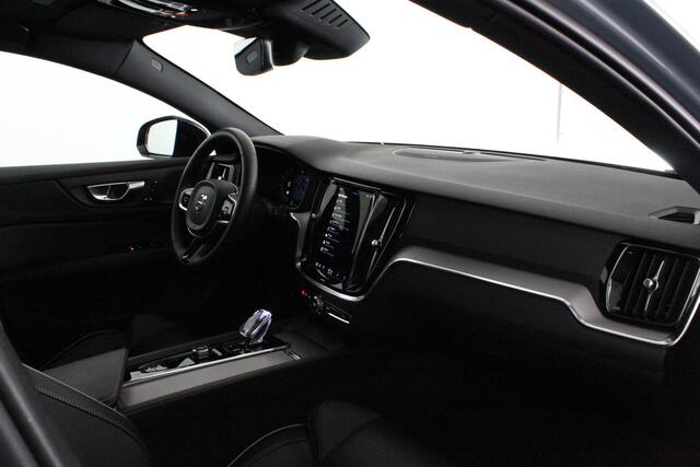 Volvo V60 2.0 B3 Plus Dark > Standkachel/Pano.schuif/Trekhaak/360 camera/Harman Kardon