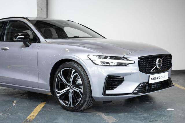 Volvo V60 T6 Plug-in hybrid AWD Plus Dark Panorama Schuif/Kanteldak | 360° Parkeercamera | Head-Up Display | Stoelverwarming | Google Infotainment | Parkeersensoren voor + achter | 19" 5-Spaaks Black / Diamond Cut velgen | Longe Range |