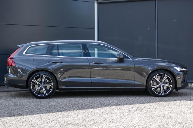 Volvo V60 T6 Plug-in hybrid AWD Plus Bright | Lederen interieur | Semi Elektrische Trekhaak | Keyless | Climate Pack | Elektrisch verstelbare stoelen | Adaptieve Cruise Control | Google Infotainment | 19 inch Lichtmetalen velgen | Parkeercamera en sensoren rondom |