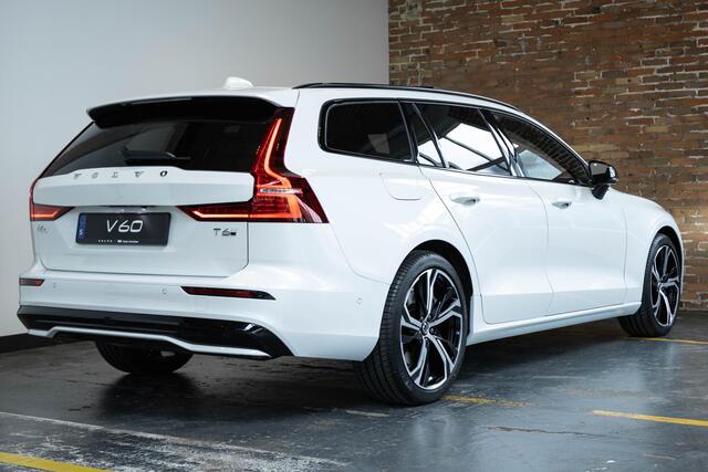 Volvo V60 T6 Plug-in hybrid AWD Plus Dark | Direct Beschikbaar | Head-Up Display | Schuif/Kantel Panoramadak | Harman Kardon Premium Audio | Nappa Lederen Contourstoelen | 360º Camera |