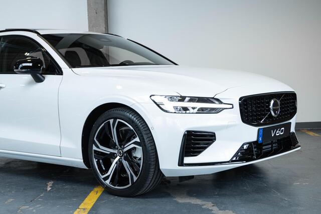 Volvo V60 T6 Plug-in hybrid AWD Plus Dark | Direct Beschikbaar | Head-Up Display | Schuif/Kantel Panoramadak | Harman Kardon Premium Audio | Nappa Lederen Contourstoelen | 360º Camera |