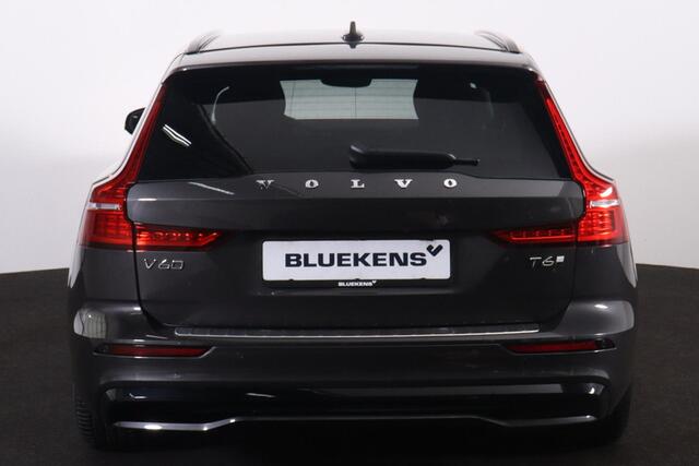 Volvo V60 T6 Recharge AWD Plus Dark - IntelliSafe Assist & Surround - 360º Camera - Harman/Kardon audio - Adaptieve LED koplampen - Verwarmde voorstoelen, stuur & achterbank - Parkeersensoren voor & achter - Elektr. bedienb. voorstoelen met geheugen - Extra getint