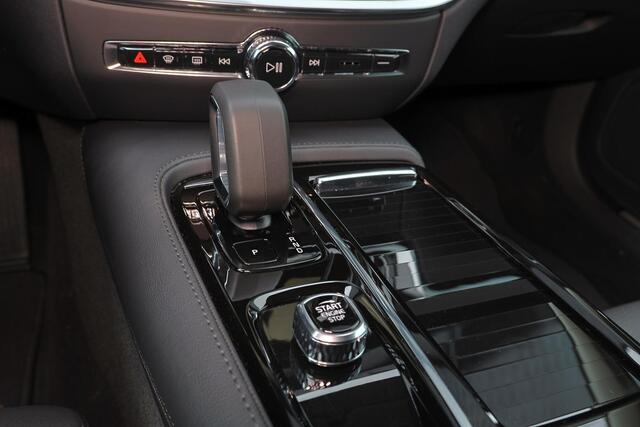 Volvo V60 T6 Recharge AWD Plus Dark - IntelliSafe Assist & Surround - 360º Camera - Harman/Kardon audio - Adaptieve LED koplampen - Verwarmde voorstoelen, stuur & achterbank - Parkeersensoren voor & achter - Elektr. bedienb. voorstoelen met geheugen - Extra getint