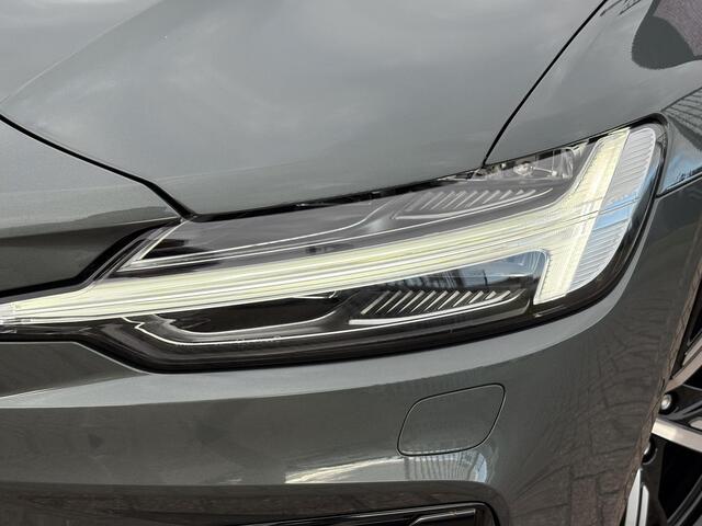 Volvo V60 2.0 T6 Plug-in hybrid AWD Ultra Dark | Styling Pack | Bowers & Wilkins | Massage | Stoel ventilatie + Verwarming | Panorama Schuifdak | HUD | Adaptieve Cruise | BLIS | 360° Camera |