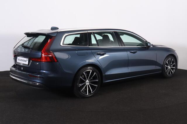 Volvo V60 T6 Recharge AWD Essential Bright - IntelliSafe Assist & Surround - Parkeercamera achter - Verwarmde voorstoelen, stuur & achterbank - Parkeersensoren voor & achter - High Performance audio - Elektr. inklapbare trekhaak - 18' LMV