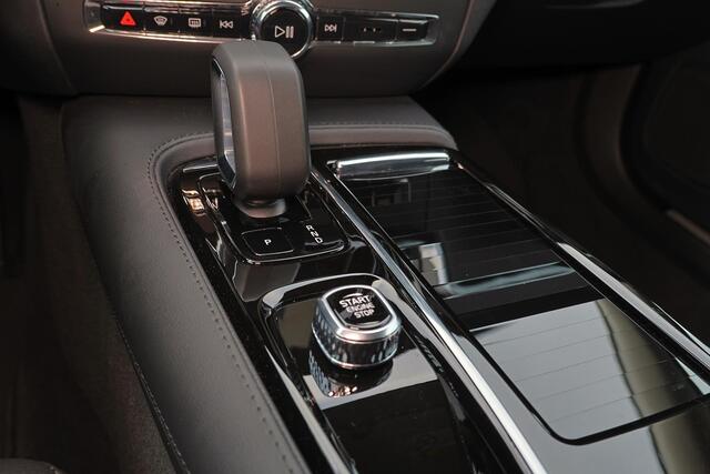 Volvo V60 T6 Recharge AWD Essential Bright - IntelliSafe Assist & Surround - Parkeercamera achter - Verwarmde voorstoelen, stuur & achterbank - Parkeersensoren voor & achter - High Performance audio - Elektr. inklapbare trekhaak - 18' LMV