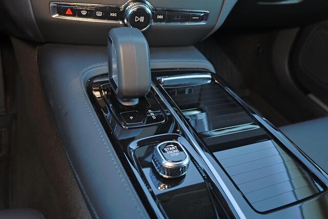 Volvo V60 T6 Recharge AWD Plus Dark - IntelliSafe Assist & Surround - 360º Camera - Harman/Kardon audio - Adaptieve LED koplampen - Verwarmde voorstoelen, stuur & achterbank - Parkeersensoren voor & achter - Elektr. bedienb. voorstoelen met geheugen - Extra getint 