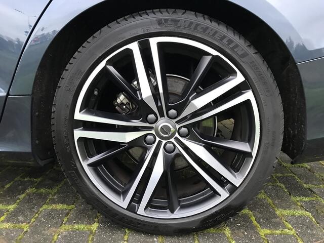 Volvo V60 2.0 B3 R-Design Automaat | Rijklaar incl 12 mnd Bovag | Panoramadak Trekhaak Keyless Carplay/Android