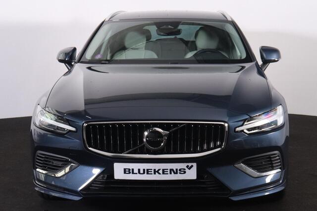 Volvo V60 T6 Recharge AWD Essential - Intellisafe Assist/Surround - Lederen bekleding - Verwarmbare voorstoelen - Verwarmbaar stuurwiel - Verwarmbare achterbank - Parkeercamera achter - Parkeersensoren v/a - Exterior Styling Kit - 19' LMV - Getint glas