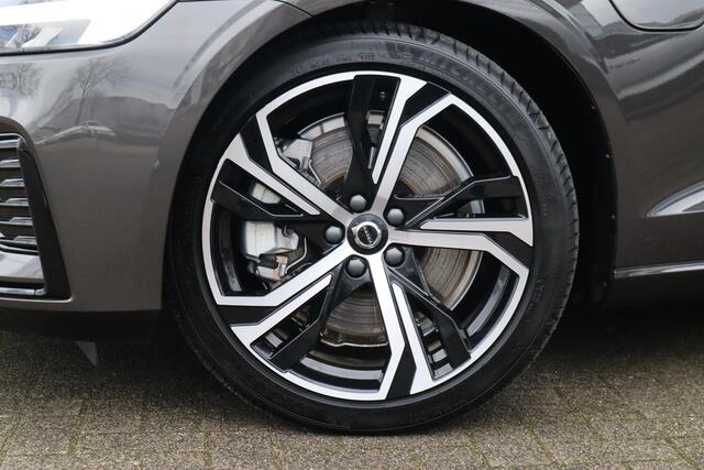 Volvo V60 2.0 T6 Plug-in hybrid AWD Plus Dark | Schuif-/ kanteldak| Keyless Entry| Stoelverwarming voor + achter| Stuurwielverwarming| 19'' Lichtmetalen velgen|