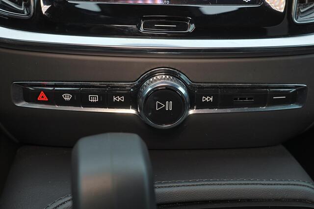 Volvo V60 T6 Recharge AWD Plus Dark - IntelliSafe Assist & Surround - 360º Camera - Harman/Kardon audio - Adaptieve LED koplampen - Verwarmde voorstoelen, stuur & achterbank - Parkeersensoren voor & achter - Elektr. bedienb. voorstoelen met geheugen - Extra getint 