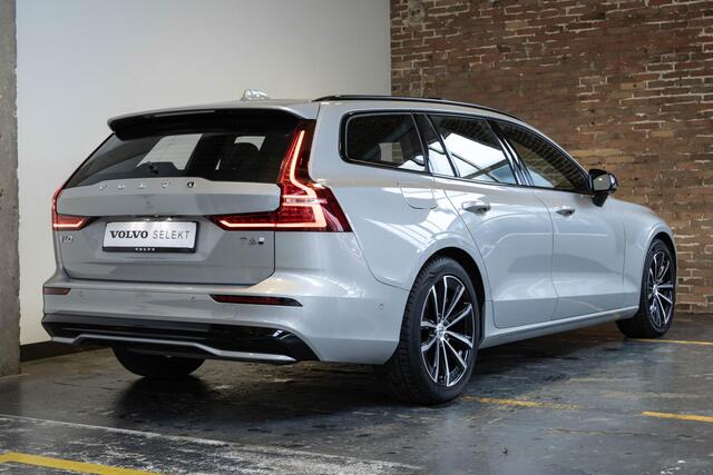 Volvo V60 T6 Plug-in hybrid AWD Plus Dark | Verwarmbare Voorstoelen (met geheugen), Stuurwiel en Achterbank | Semi-Elektrische Trekhaak | Verwarmbare Voorruit | Premium Audio by Harman Kardon | 360-Camera