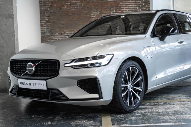 Volvo V60 T6 Plug-in hybrid AWD Plus Dark | Verwarmbare Voorstoelen (met geheugen), Stuurwiel en Achterbank | Semi-Elektrische Trekhaak | Verwarmbare Voorruit | Premium Audio by Harman Kardon | 360-Camera